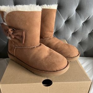 New in box girls Uggs Daelynn size 5